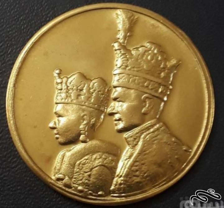 سکه برنزی  تاجگذاری شاه و فرح ضرب دوم