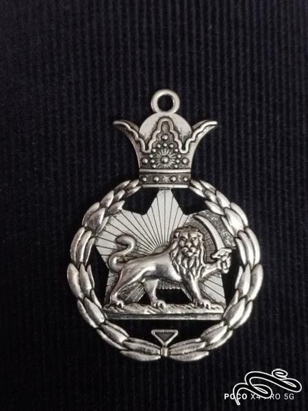 مدال خاص وزیبای شیر و خورشید  ، تکرار نقش در دو طرف مدال