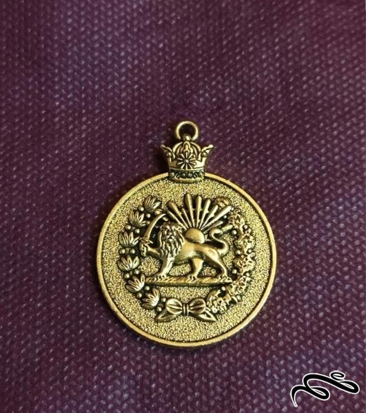 مدال گردن آویز طرح شیر و خورشید و تاج پهلوی مطابق تصویر
