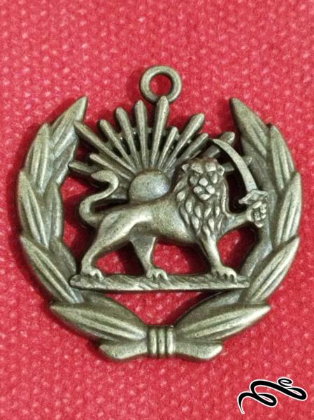 مدال خاص وزیبای شیر و خورشید  ، تکرار نقش در دو طرف مدال