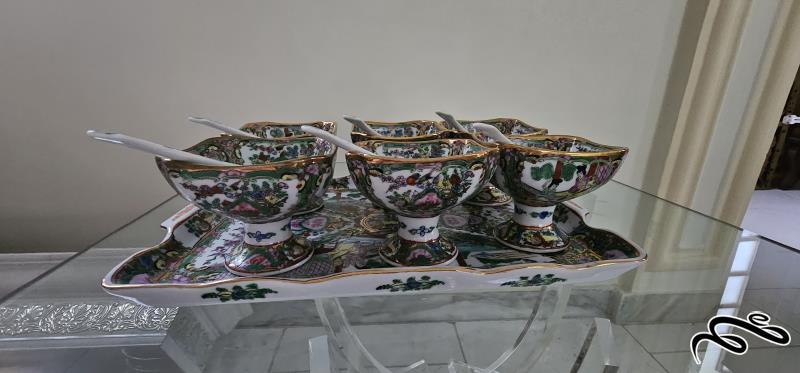 بستنی خوری و سینی مرغی