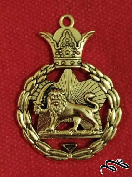 مدال خاص وزیبای شیر و خورشید  ، تکرار نقش در دو طرف مدال