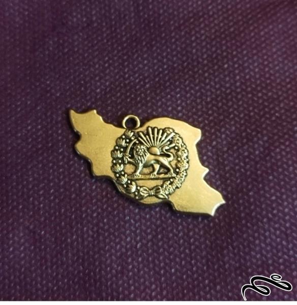 مدال گردن آویز طرح نقشه ایران با طرح شیر  مطابق تصویر