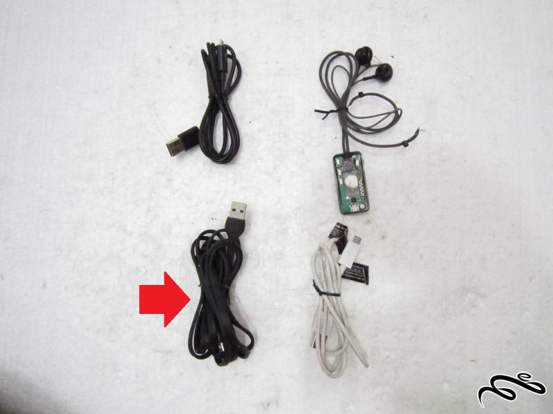 سه کابل شارژ موبایل و یک هدفون معیوب